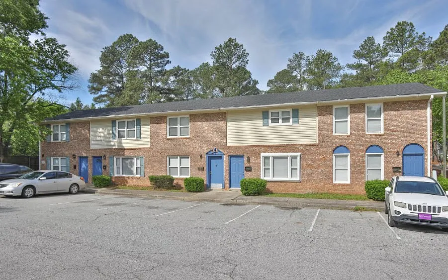 Welcome to Richmond Hills Apartments, where comfort meets convenience. Enjoy beautifully designed living spaces, nearby amenities, and a welcoming community. Don't miss out on making this your new homeschedule your tour today!