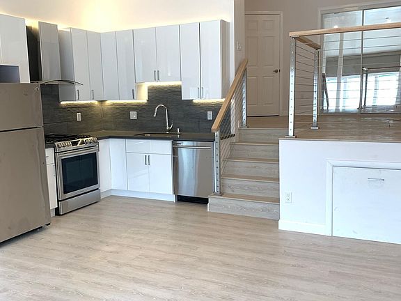 4th image of 160 Connecticut St #14