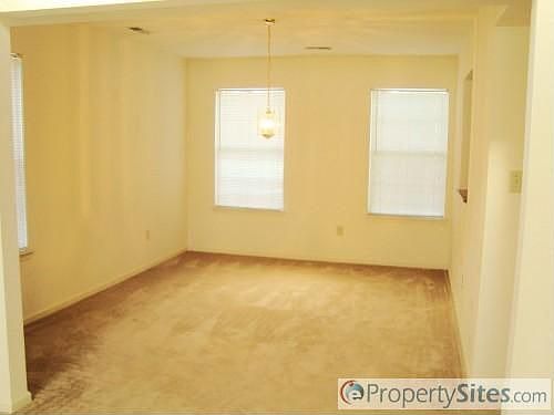 3rd image of 103 N Lakeland Cres