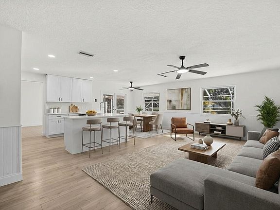 2nd image of 218 Las Palmas Street
