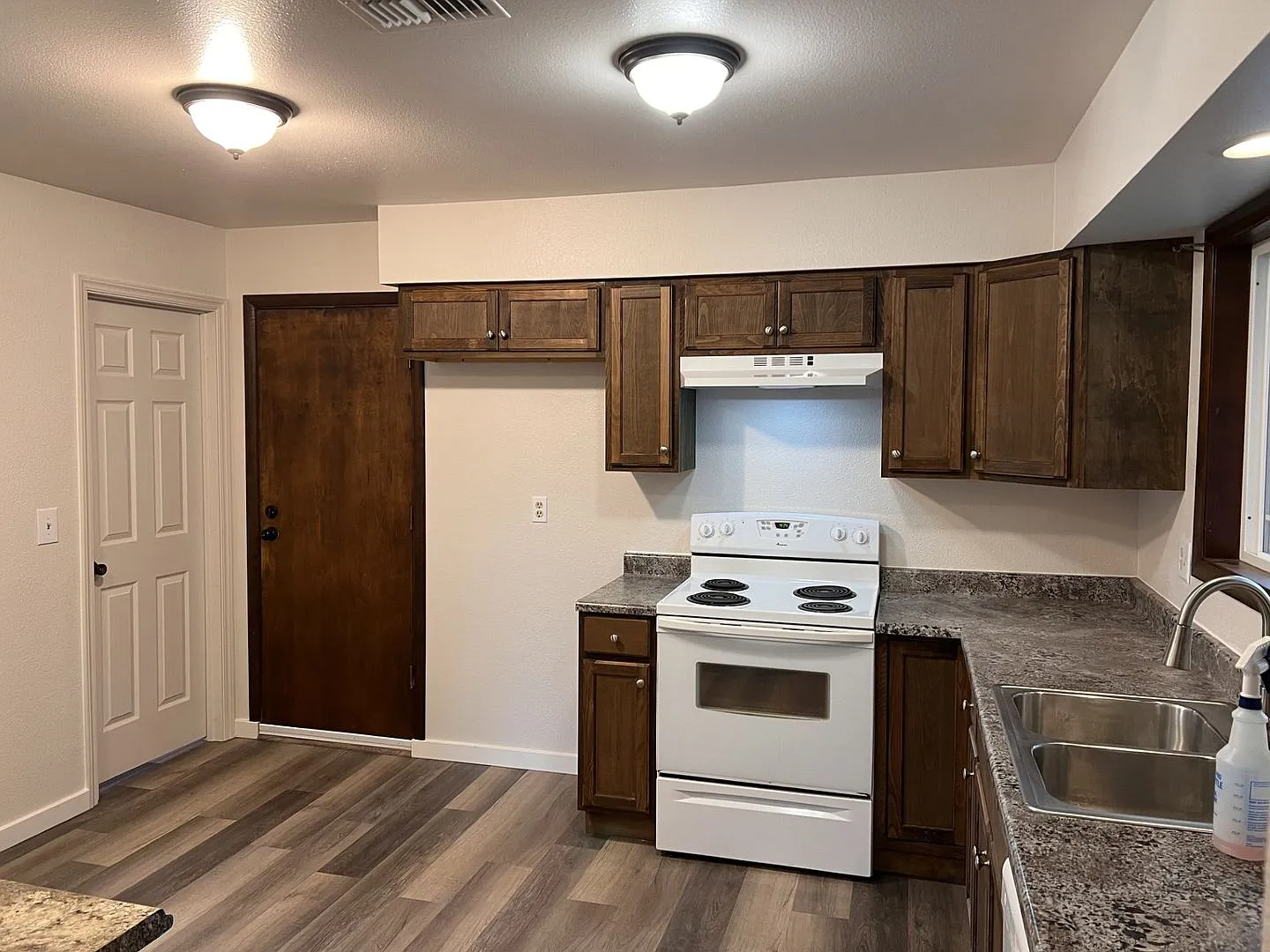 3 Bedroom Home with RV Parking — Photo 4