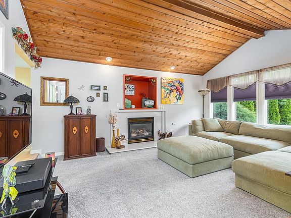 3rd image of 219 Greenview Dr