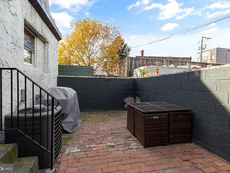 2652 Livingston St — Photo 10