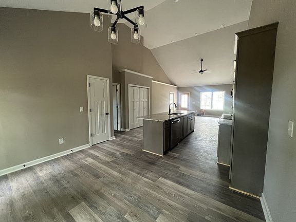 5th image of 208 Strawberry St