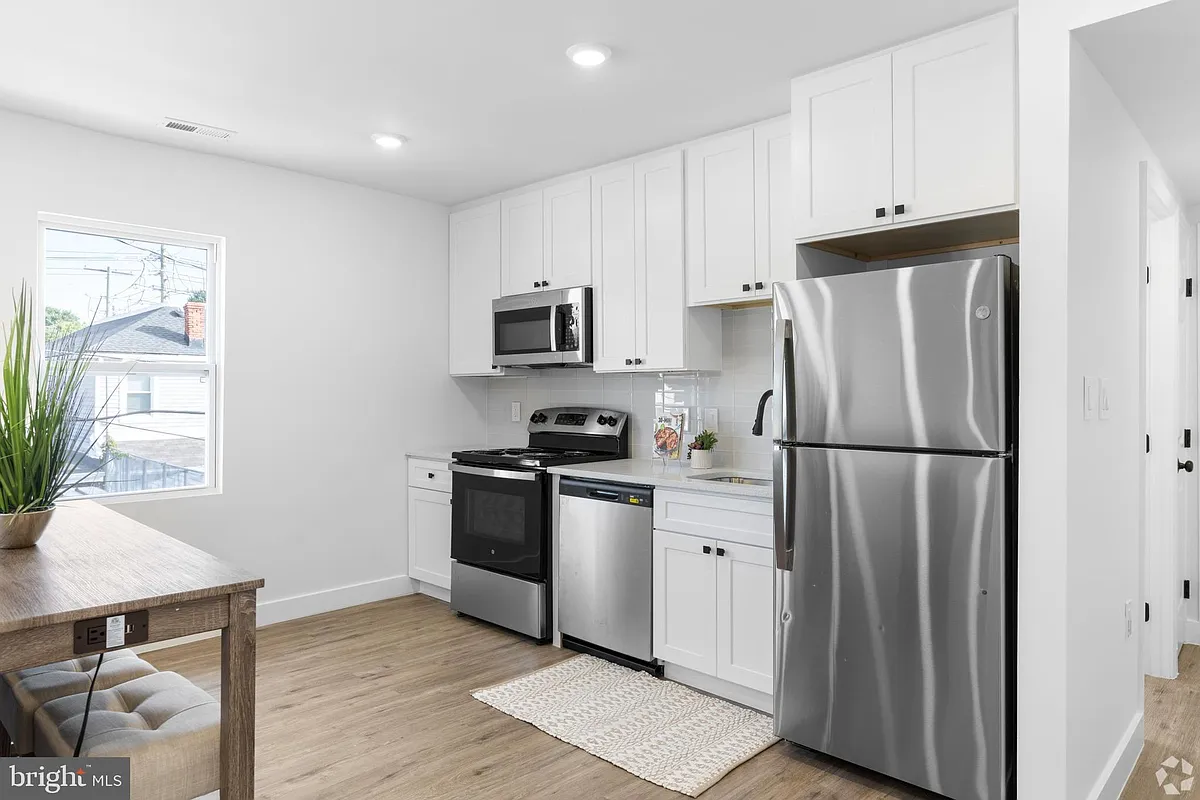 Building Photo - 324 61st St NE #4