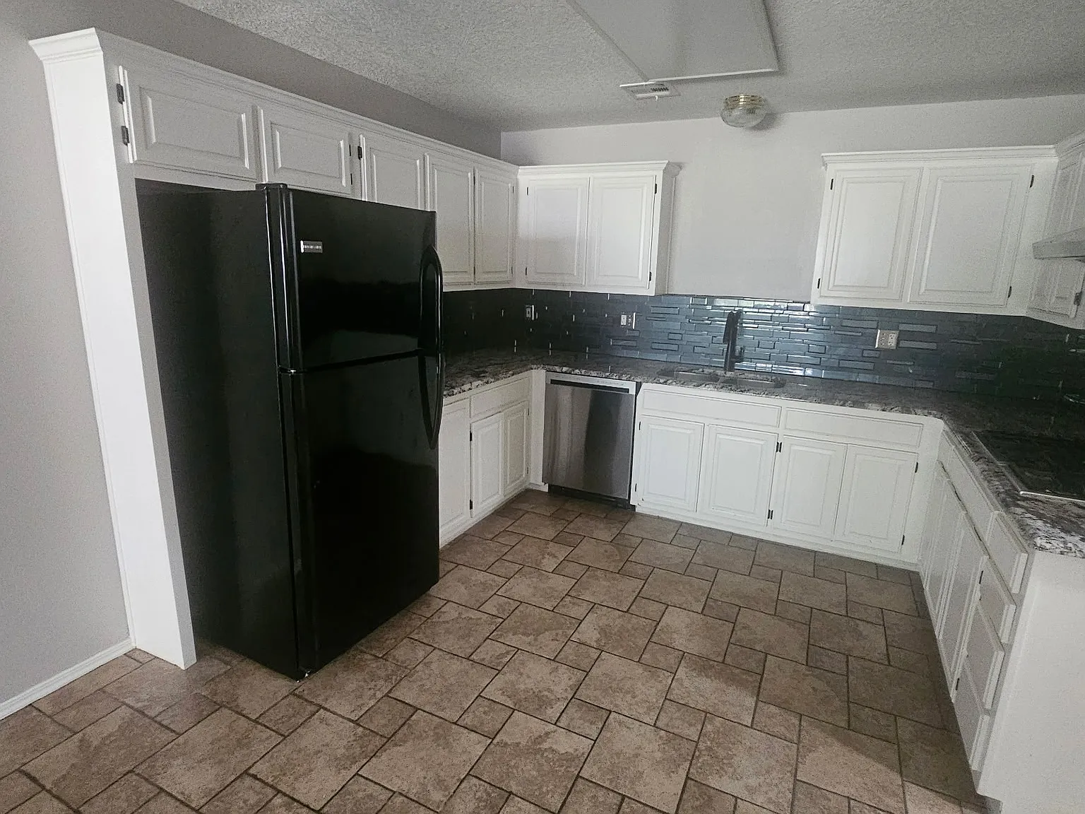 505 W Lansing St — Photo 2