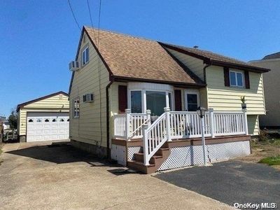 325 East Drive, Copiague, NY, 11726