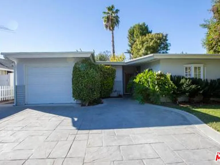 5049 Serrania Ave — Photo 23