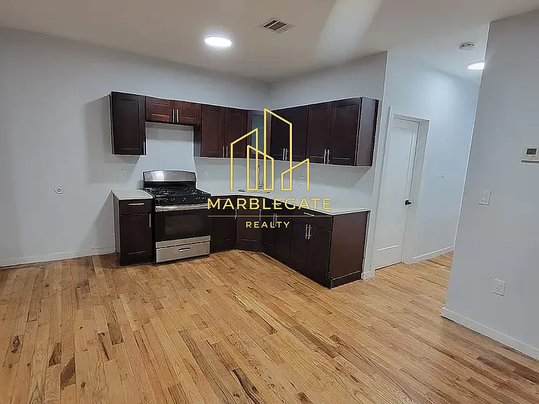 379 S 20th St #22R — Photo 1