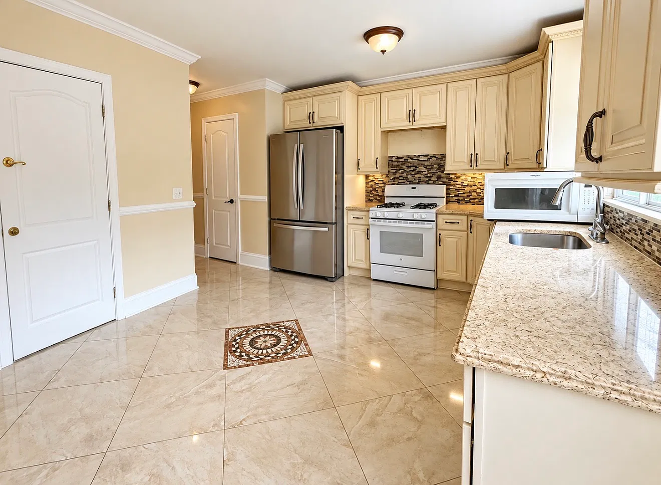 3 bed, 1.5 bath, $3,400 — Photo 1