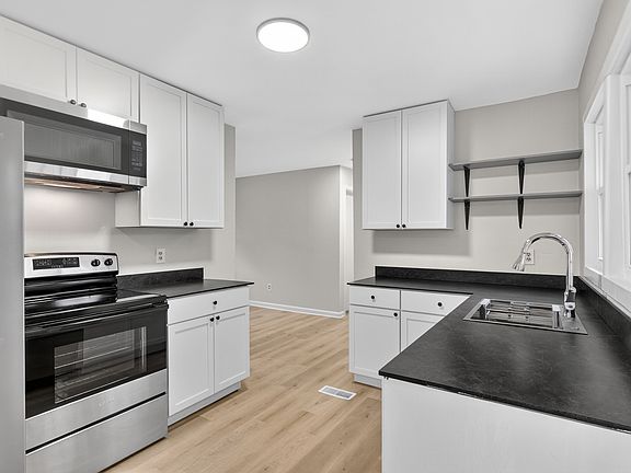 4th image of 1302 Meadow Dr NW