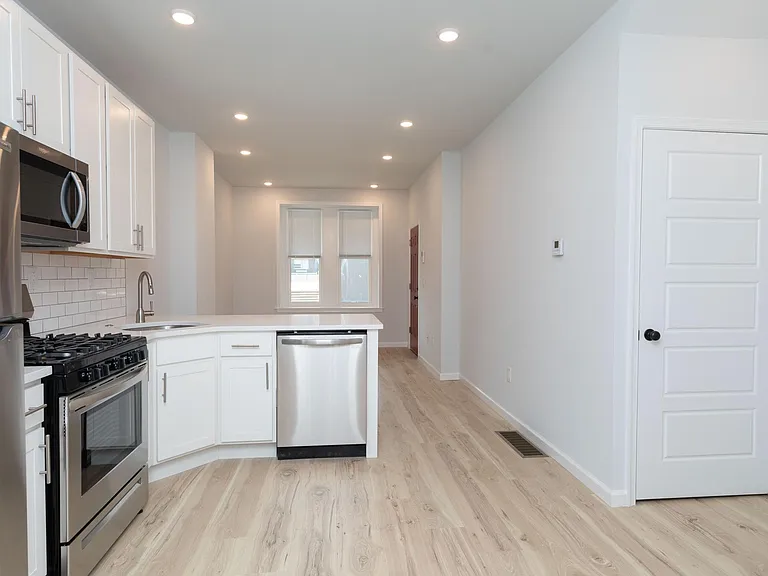 2911 W Clearfield St #A — Photo 2