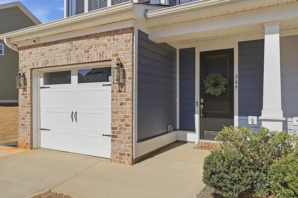 3 bed, 2.5 bath, 2178 sqft, $2,100 — Photo 2