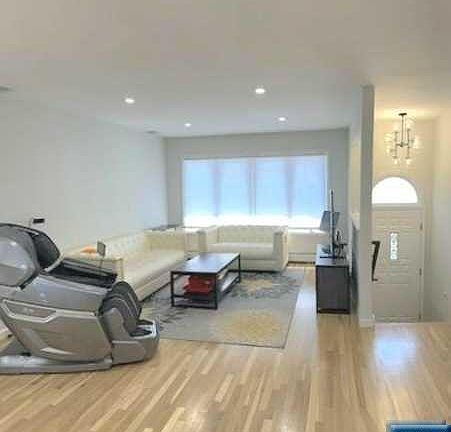 2nd image of 18 Short St