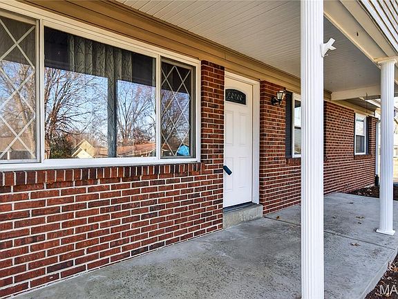 3rd image of 28 Saint Lawrence Dr