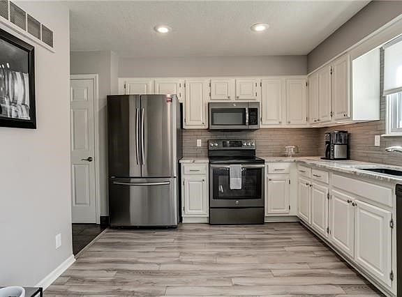 3rd image of 9809 W 83rd Ter