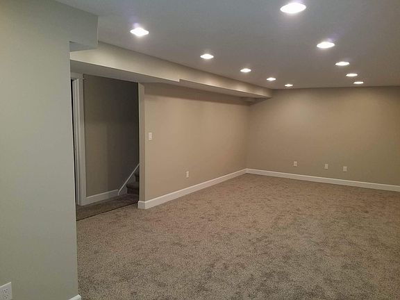 3rd image of 736 Sunset Dr