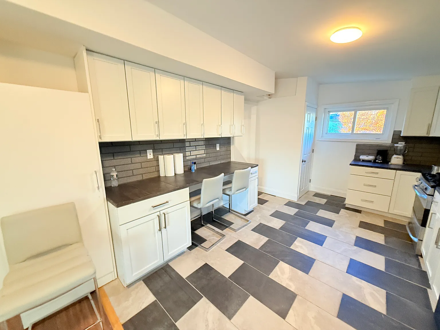 6 bed, $5,100 — Photo 2