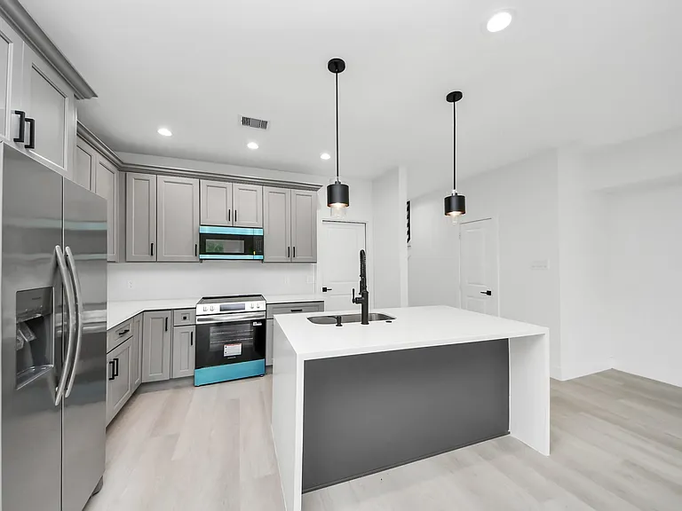 8218 Lawler St — Photo 16