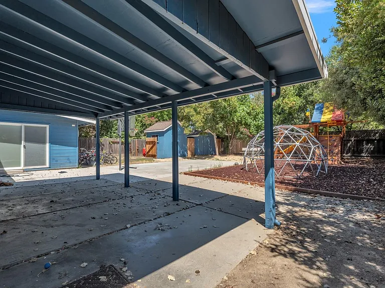 2725 Loyola Dr — Photo 17