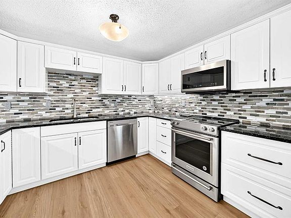 4th image of 8 NE Hawkfield Cres NW
