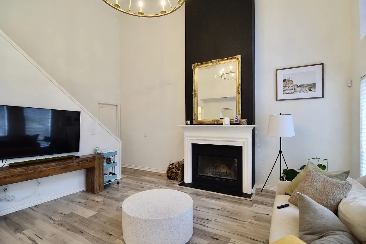 3 bed, 2.5 bath, 2454 sqft, $2,495 — Photo 3