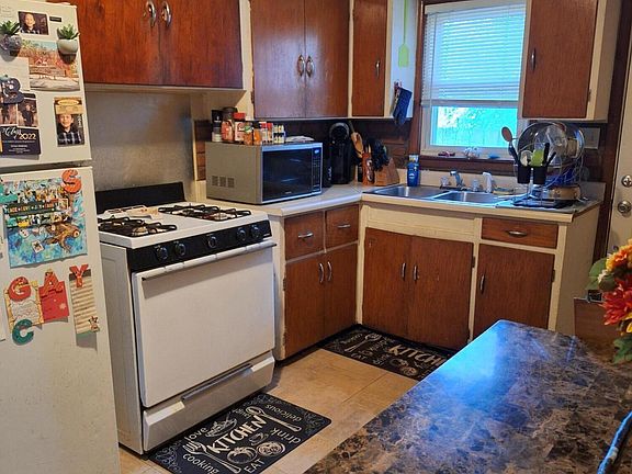 3rd image of 4894 Fuller Dr
