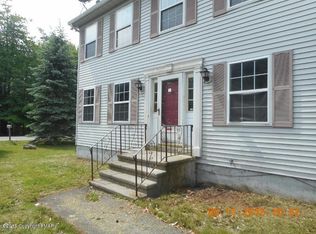 1226 Country Place Dr, Tobyhanna, PA
