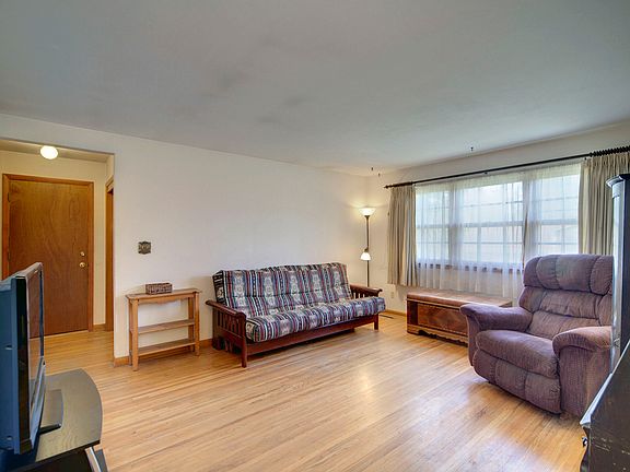5th image of 3456 S Everett Ave