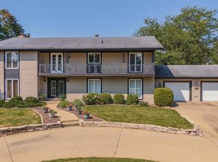 40 Country Club Pl, Bloomington, IL 61701