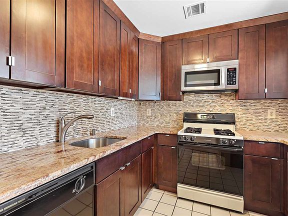 2nd image of 132 Cambridge Ct