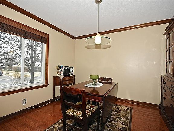 5th image of 125 Lexington Ct