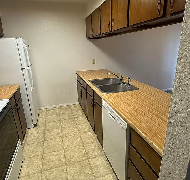 834 E Cedar Ct — Photo 3
