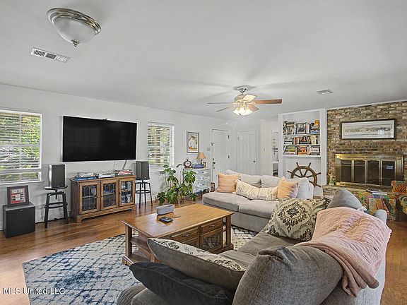 2nd image of 385 Lakeview Blvd