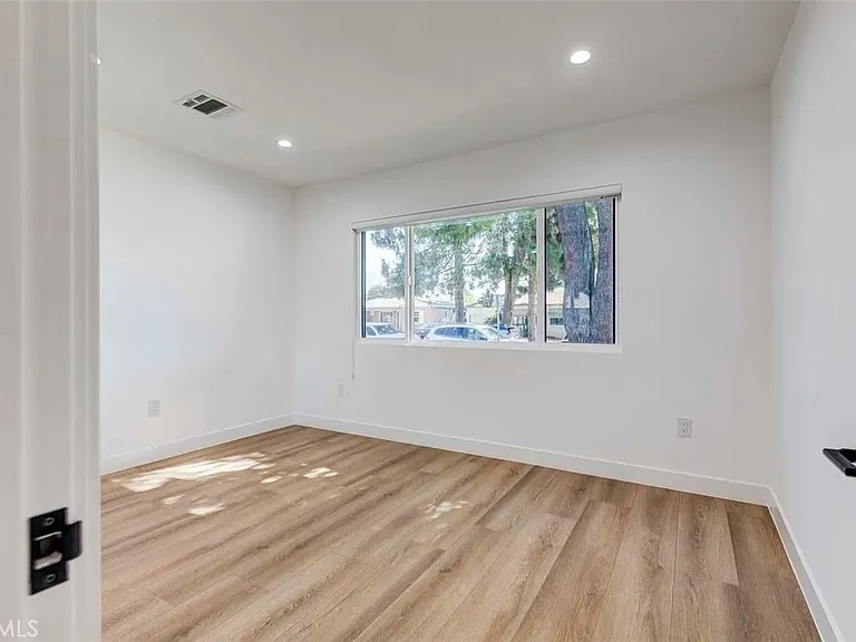 1613 N Niagara St — Photo 12