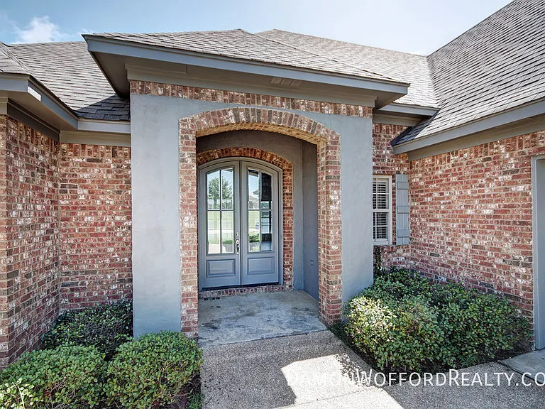 142 Lakeway Dr — Photo 4