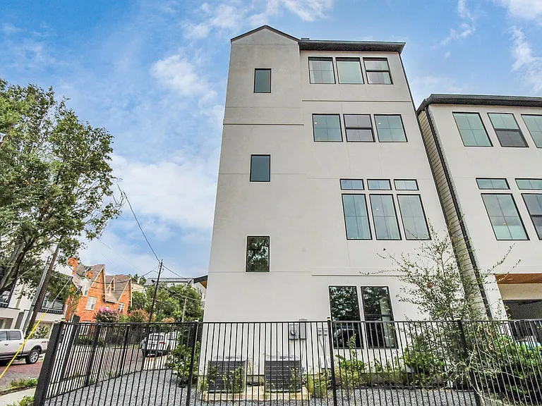 2303 Yupon St — Photo 5