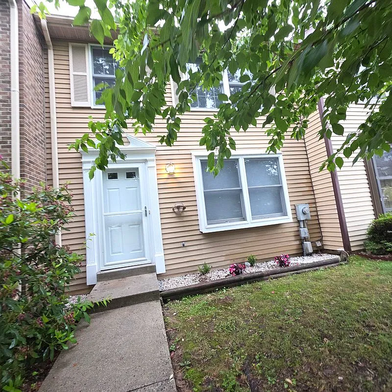 3 bed, 1.0 bath, 1060 sqft, $2,700 — Photo 3