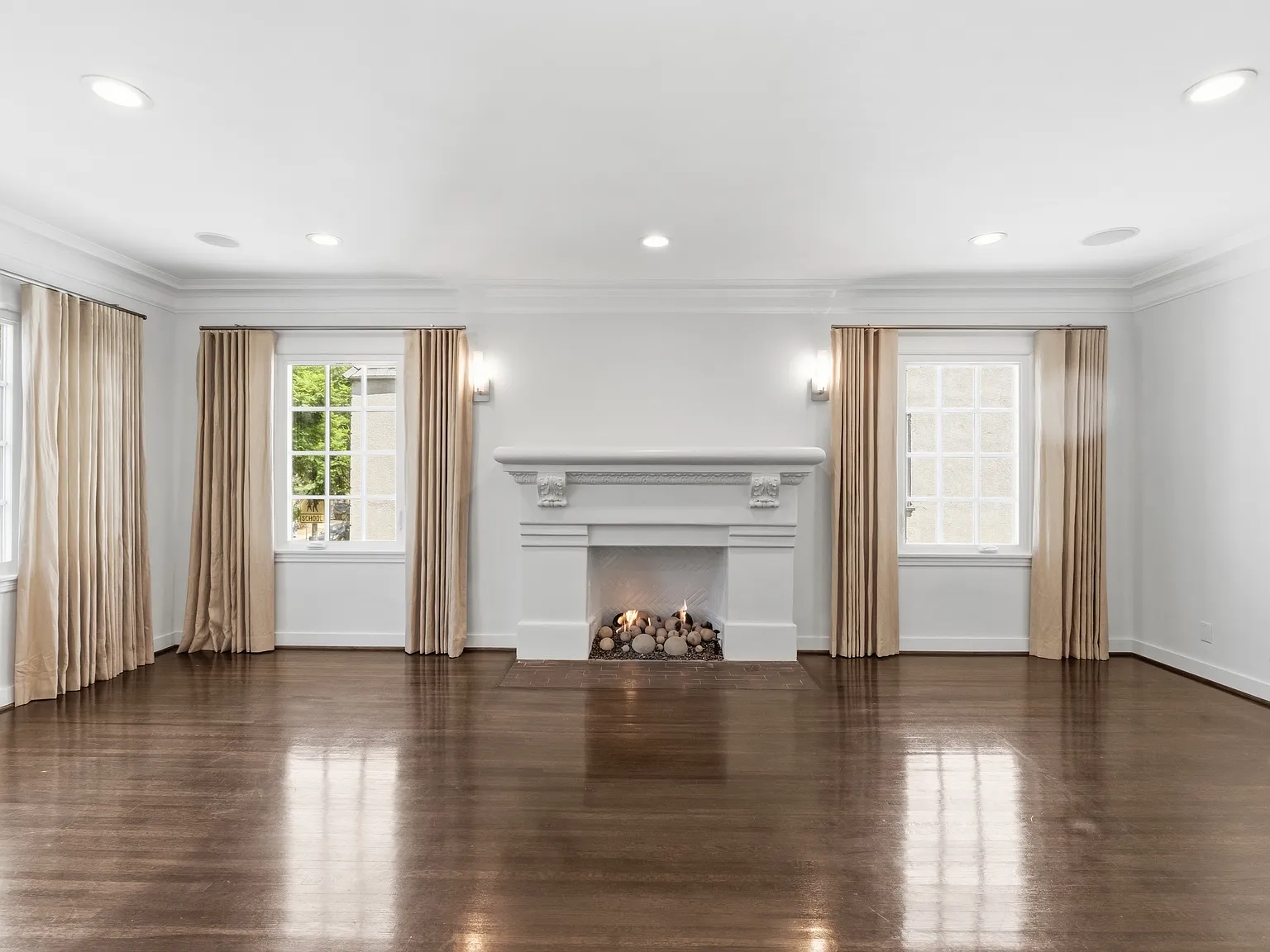 3 bed, 1956 sqft, $6,499 — Photo 3