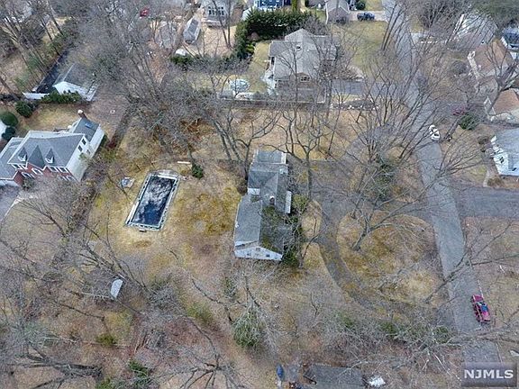 3rd image of 557 Central Ave