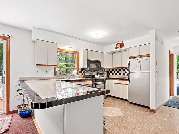3rd image of 11 Gardiners Ln