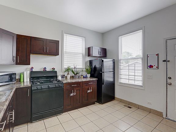 3rd image of 1008 N Menard Ave