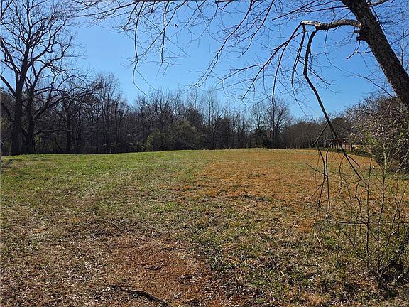 2nd image of 861 Johnson Ridge Rd