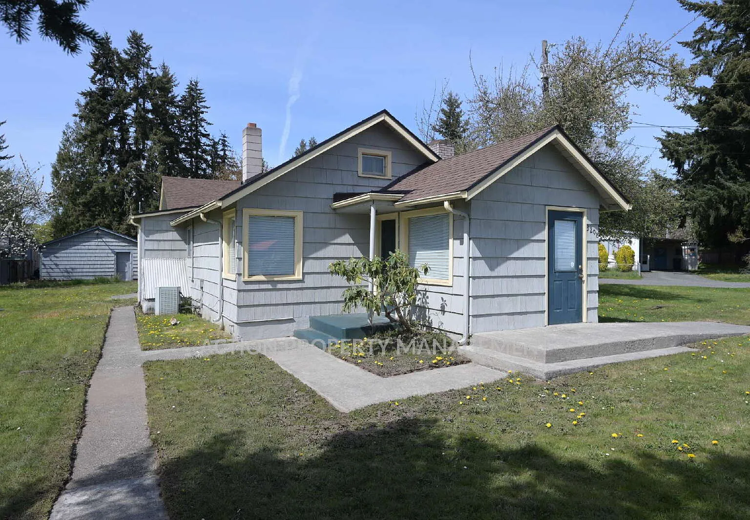 3 bed, 1.0 bath, 1196 sqft, $1,700 — Photo 2