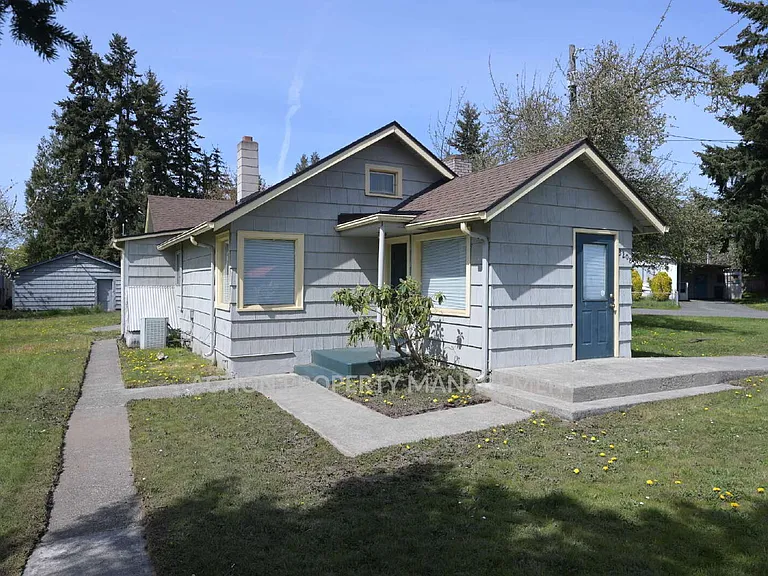 3208 E Mahogany St — Photo 2