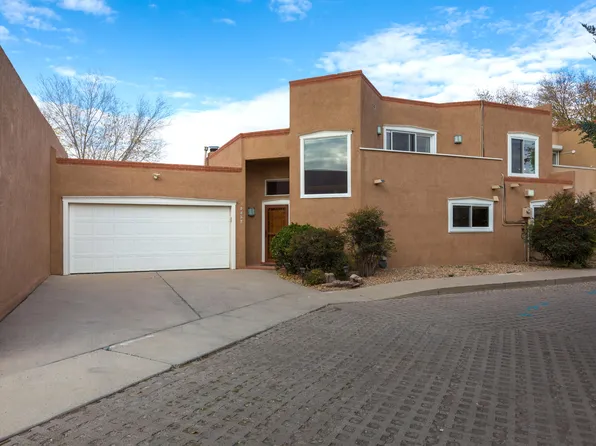 2452 Plaza Vizcaya NW, Albuquerque, NM 87104