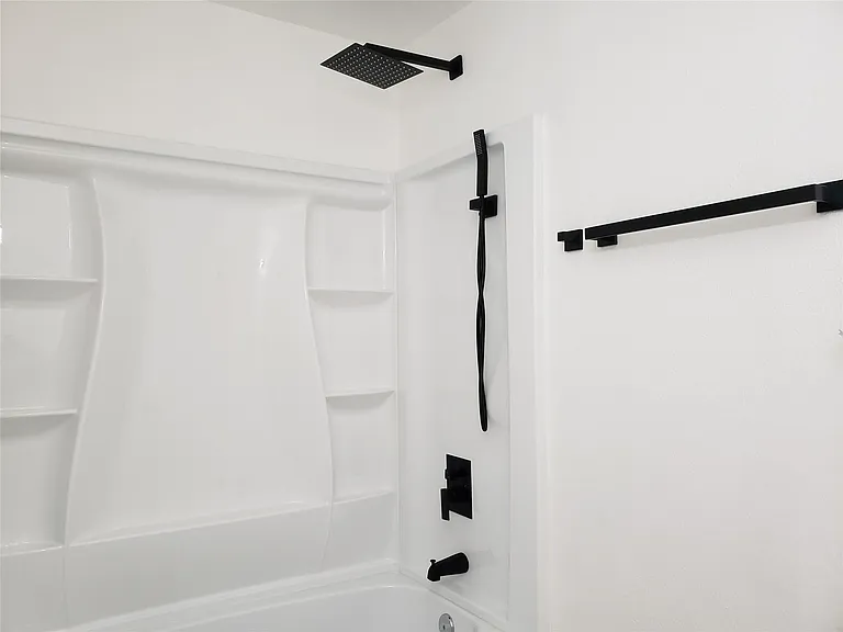 703 Meadow Creek Dr — Photo 16