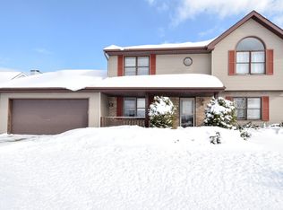 8200 S Glenfield Dr, Oak Creek, WI 53154