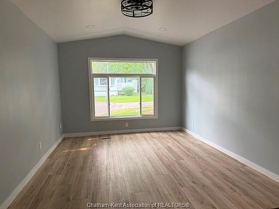 4th image of 42 London Ct