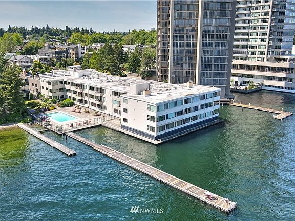 Welcome to Madison Park!  Day moorage is available for you and your guests here at . Come enjoy lake swimming or fishing from one of Lake Washington's longest docks! Take a dip after work, or drop in your kayak, or paddleboard to get your morning or evening going.